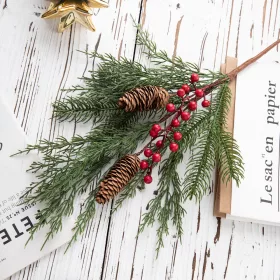 Ramură cu conuri de brad și bobițe, 52cm - Verde