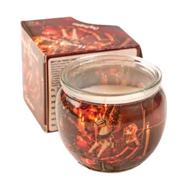 Șemineu confortabil, lumânare parfumată, pahar