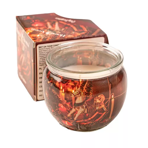 Șemineu confortabil, lumânare parfumată, pahar