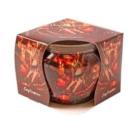 Șemineu confortabil, lumânare parfumată, pahar